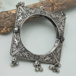 Gunjita silver bangle